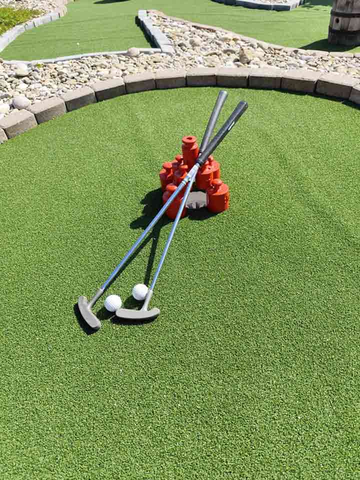 dve palice opreté o váhy nad jamkou adventure minigolf luzany
