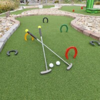 dve palice opreté o podkovu adventure minigolf lužany