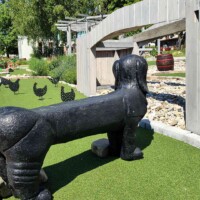 golfová dráha so sliepkami a psom adventure minigolf lužany